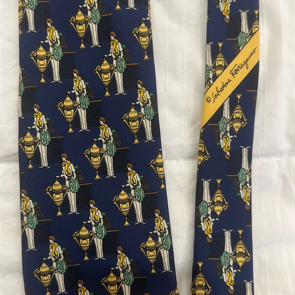 Gorgeous Salvatore Ferragamo necktie